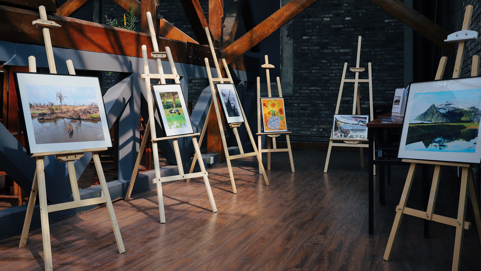 Art gallery landscape photos and oil paintings placed on easels